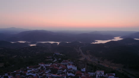 Drohnenaufnahmen-Aus-Der-Luft,-Die-Um-Eine-Wunderschöne-Stadt-In-Spanien-Schwenken-Und-Die-Stadt-Und-Ihre-Dahinter-Liegende-Landschaft-Mit-Einer-Berg--Und-Flusslandschaft-Zeigen