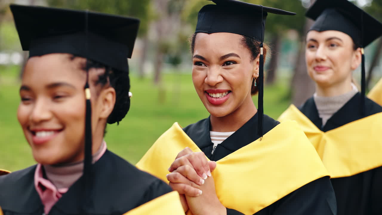 los graduados celebran