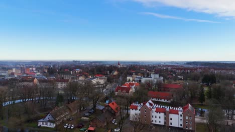 Luftaufnahme-Einer-Kleinen-Europäischen-Stadt-Im-Winter-Mit-Schnee-Und-Blättern-Von-Bäumen