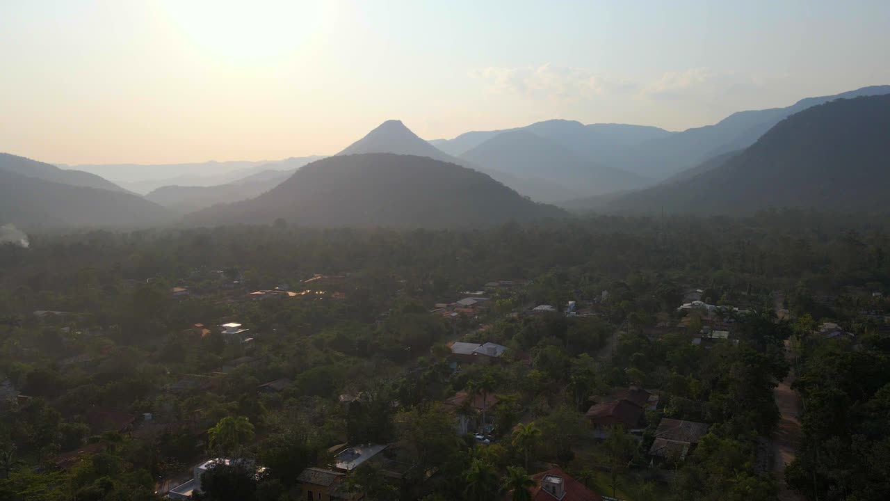 Paisagem aérea de drone de aldeia indígena na floresta amazônica, Brasil, América do Sul, com colinas