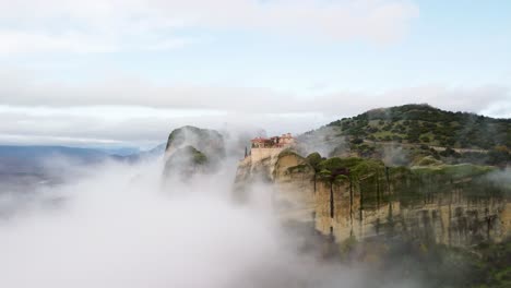 misterio nebuloso meteora monasterio de varlaam alto por encima de las nubes en una montaña de piedra arenisca