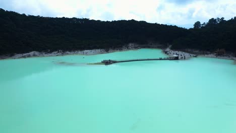 vista panorámica del lago del cráter kawah putih en el sur de bandung en java occidental, indonesia