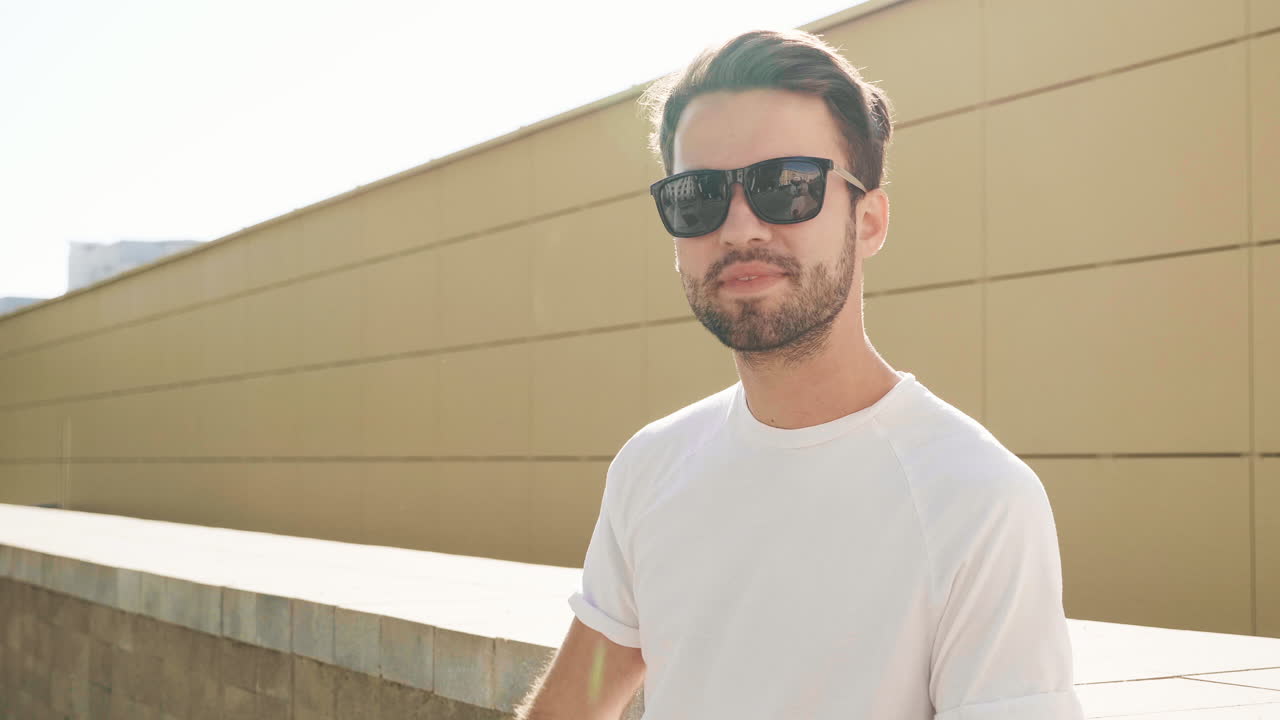 Hombre en gafas de sol