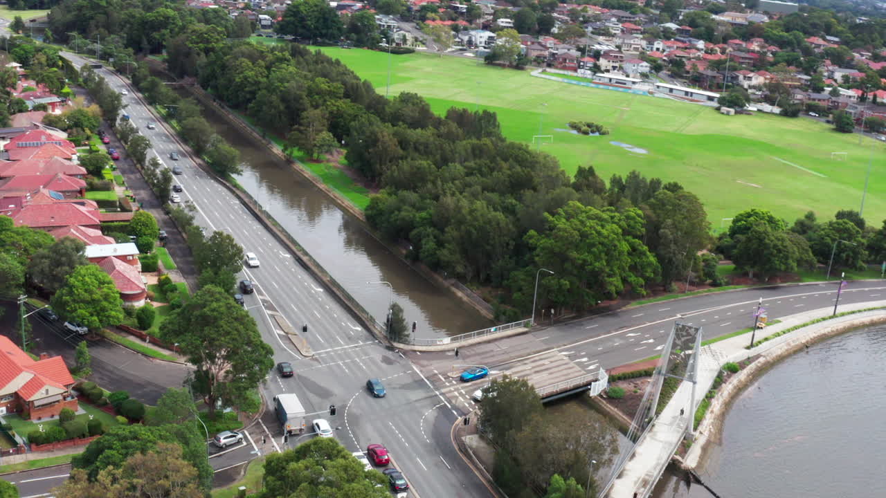 fotografía aérea de la intersección de iron cove creek y el río parramatta, en el interior del oeste de sídney, australia.