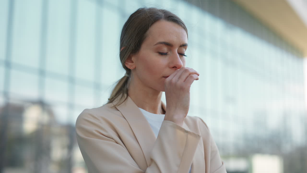 Giovane donna angosciata che si asciuga le lacrime dagli occhi all'aperto.