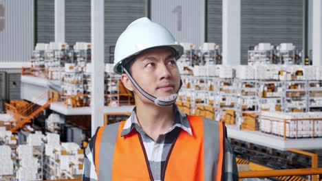 trabajador en un almacén