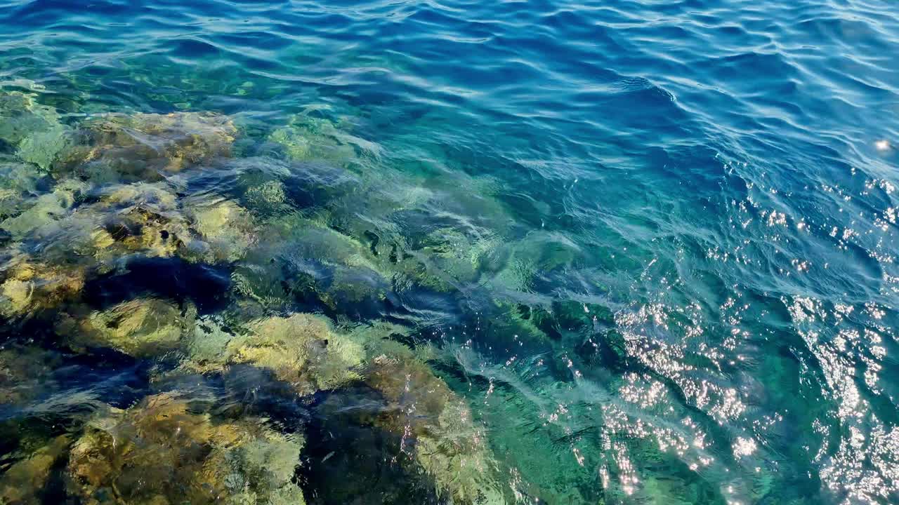 Imagem em close-up de água cristalina com rochas na ilha de Brač, Bol, Croácia.