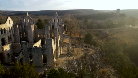 Hermosa-Escena-Serena-De-Las-Antiguas-Ruinas-Del-Castillo-Con-Rayos-De-Sol-Matutinos,-Antena