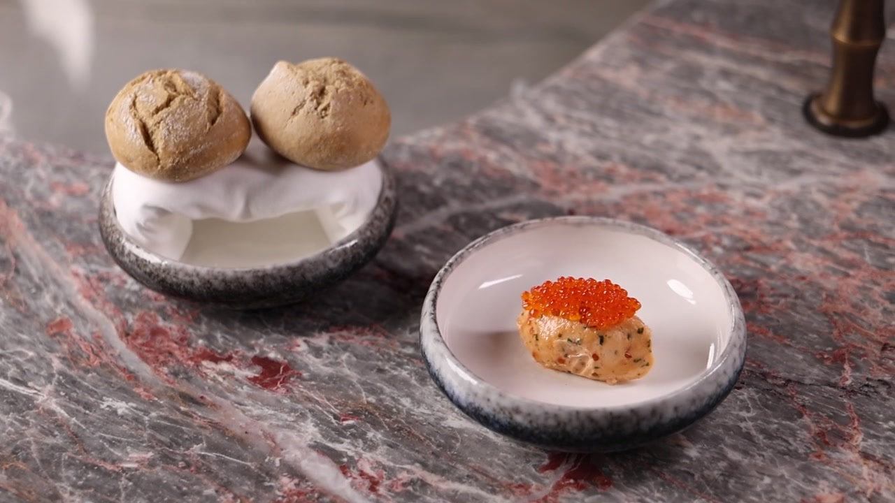Gourmetforret med laksemousse, fiskerogn og friskbagt brød
