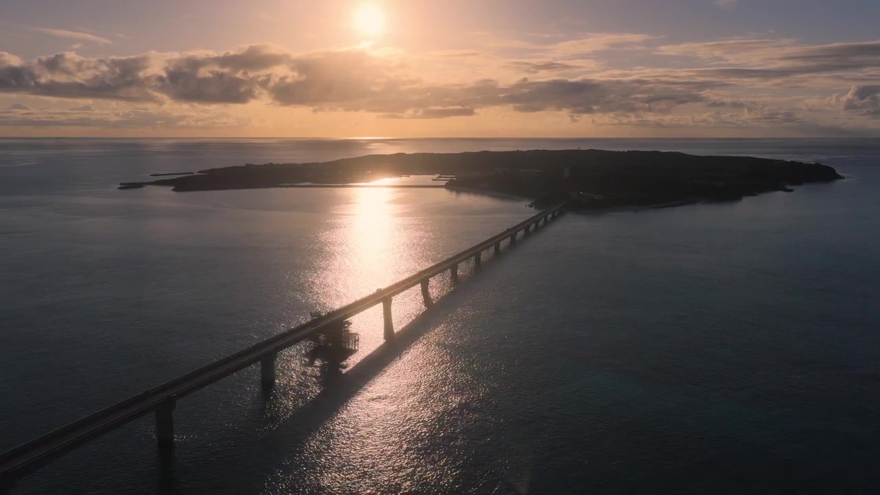 Ponte Grande di Ikema al tramonto che attraversa le acque calme della Prefettura di Okinawa per collegare le isole Miyako e Ikema in Giappone. Ripresa aerea con allontanamento