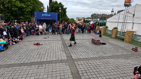 intérprete entreteniendo a la multitud con accesorios y trucos