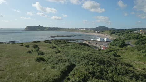 Luftbild-Von-North-Bay,-Scarborough,-North-Yorkshire-Mit-Klippen,-Küste,-Meer-Und-Burg