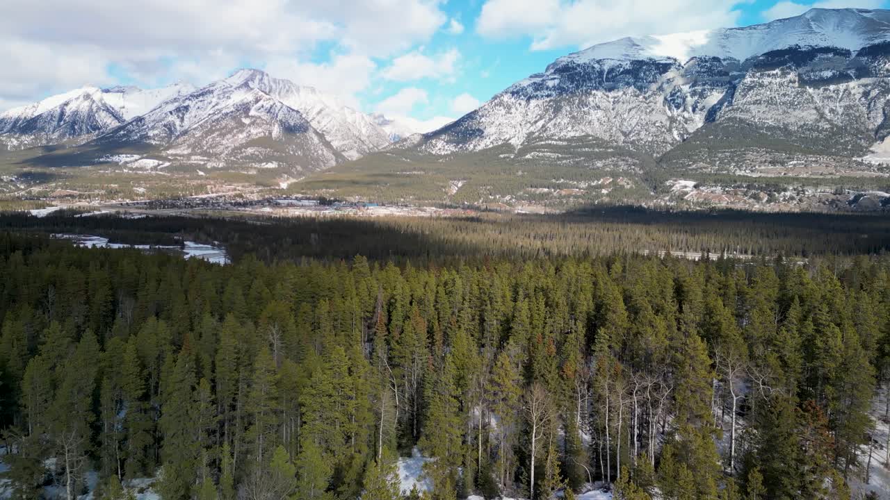 pan aérea de árboles forestales y montañas, canmore, alberta, canadá