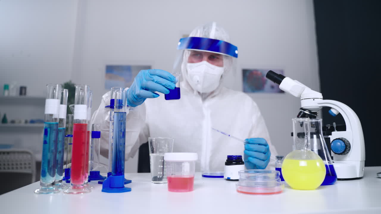 científico que lleva a cabo un experimento de laboratorio