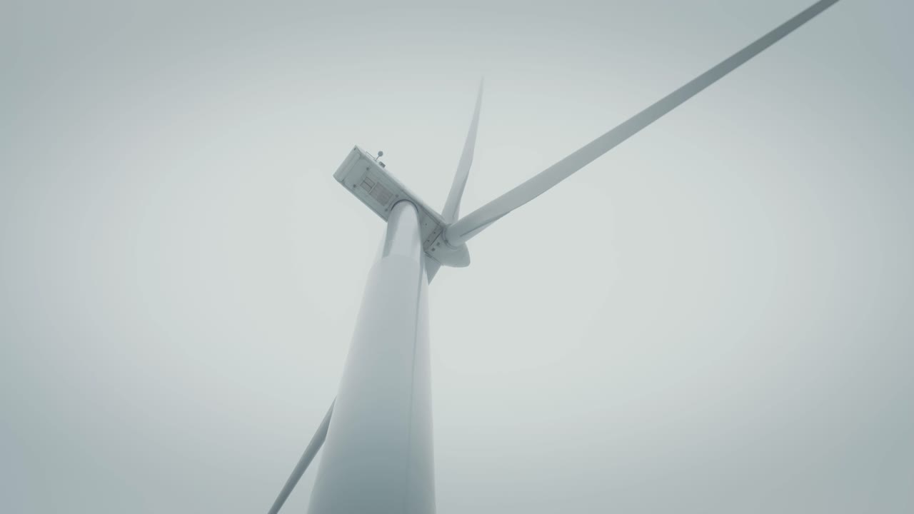 구름이 많은 날씨에 풍력 터빈