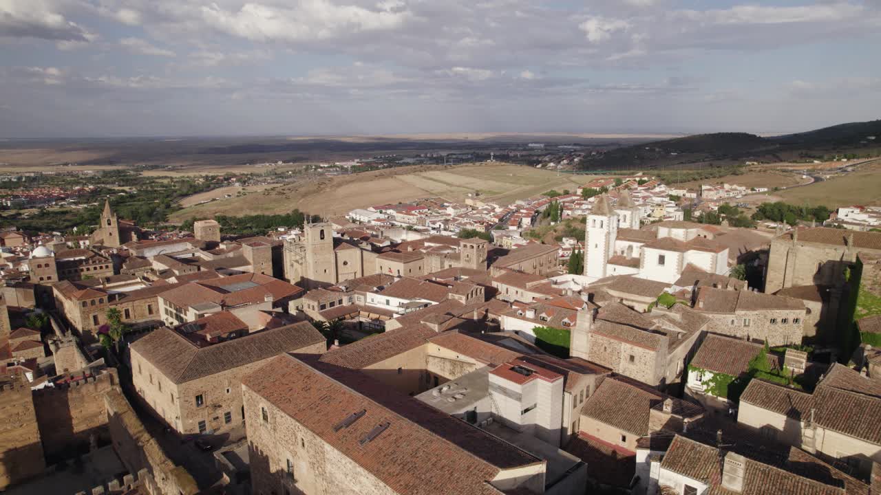 Vista aerea che sorvola il paesaggio urbano di Cáceres, Patrimonio dell'Umanità UNESCO in Estremadura, Spagna.