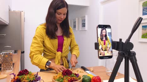 mujer cocinando una ensalada saludable - tutorial de cocina en línea