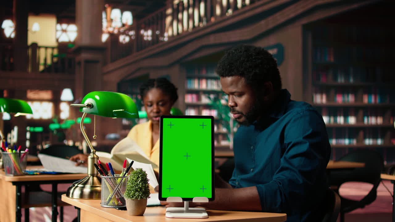 estudiantes universitarios negros leyendo notas de clase al lado de la pantalla de espacio de copia