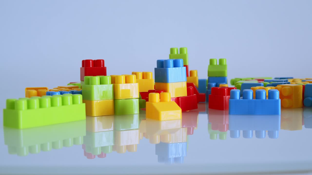 bloques de construcción de plástico aislados sobre un fondo blanco