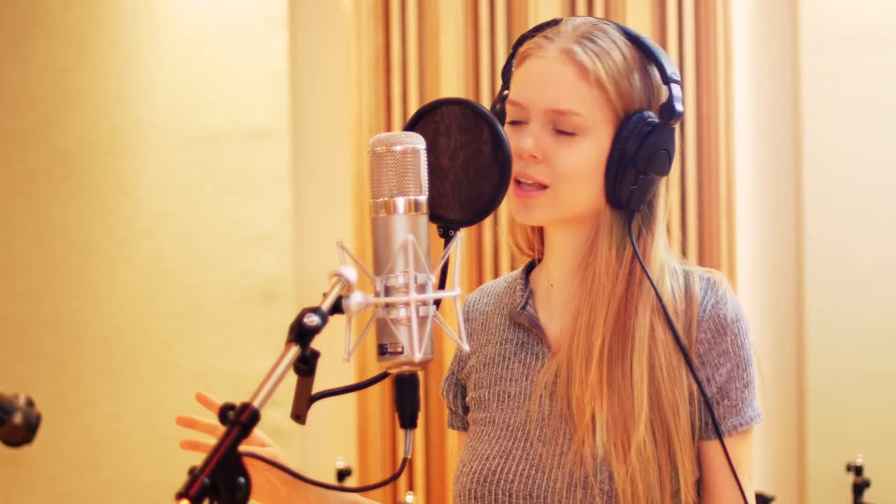 레코딩 스튜디오 에서 노래 하는 여자