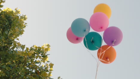 Bunte-Luftballons-Schweben-In-Den-Himmel,-Geburtstagsfeier,-Ballon-Sommer-Glück,-4K-Videos