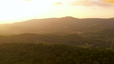 Brumoso-Atardecer-Sobre-El-Hermoso-Paisaje-Montañoso-De-Carolina-Del-Norte---Antena