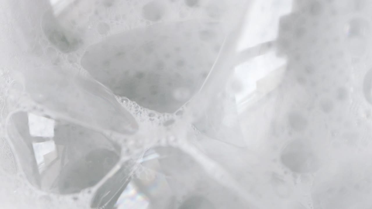 가까이에서 비누, 푸 또는 청소제에서 터지는 거품