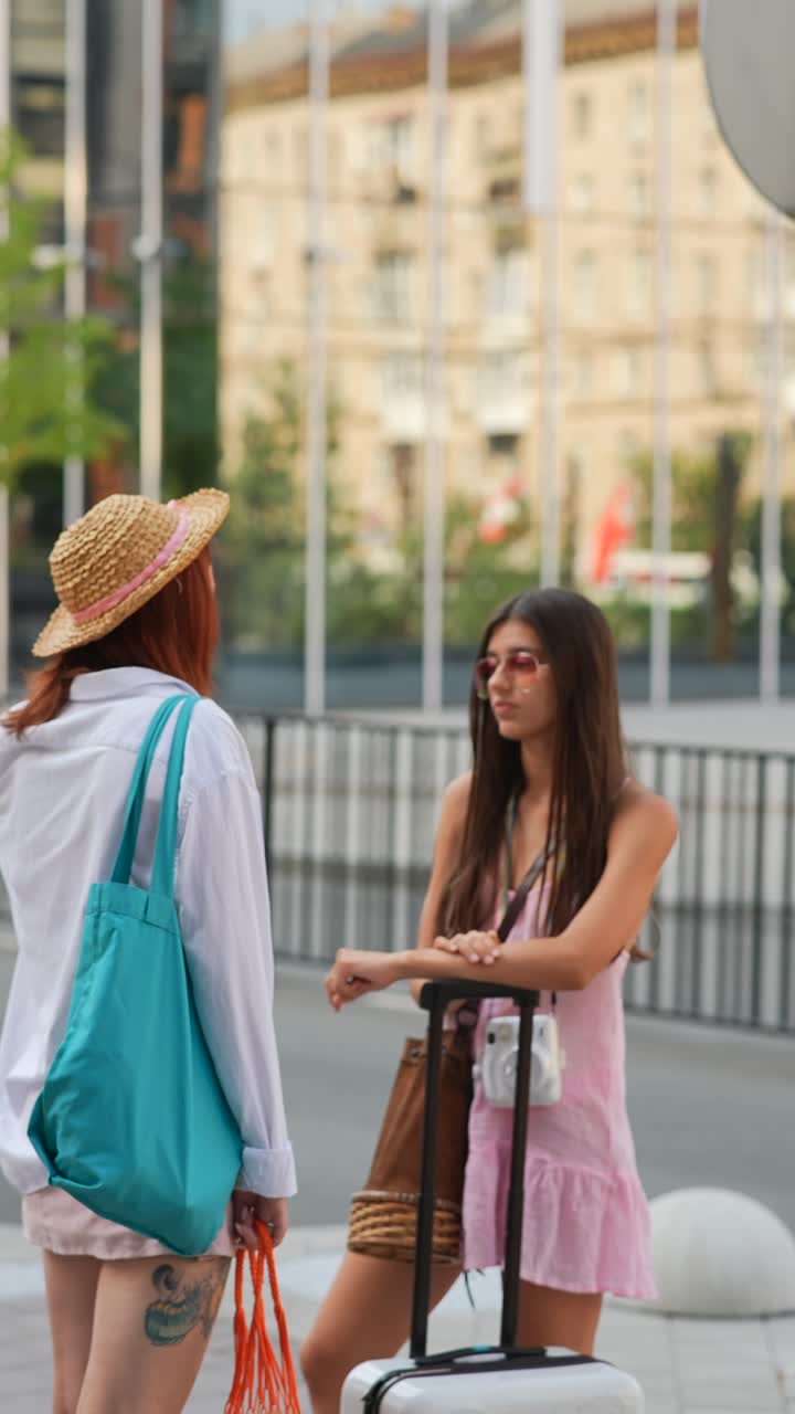 dos mujeres hablando en la calle.