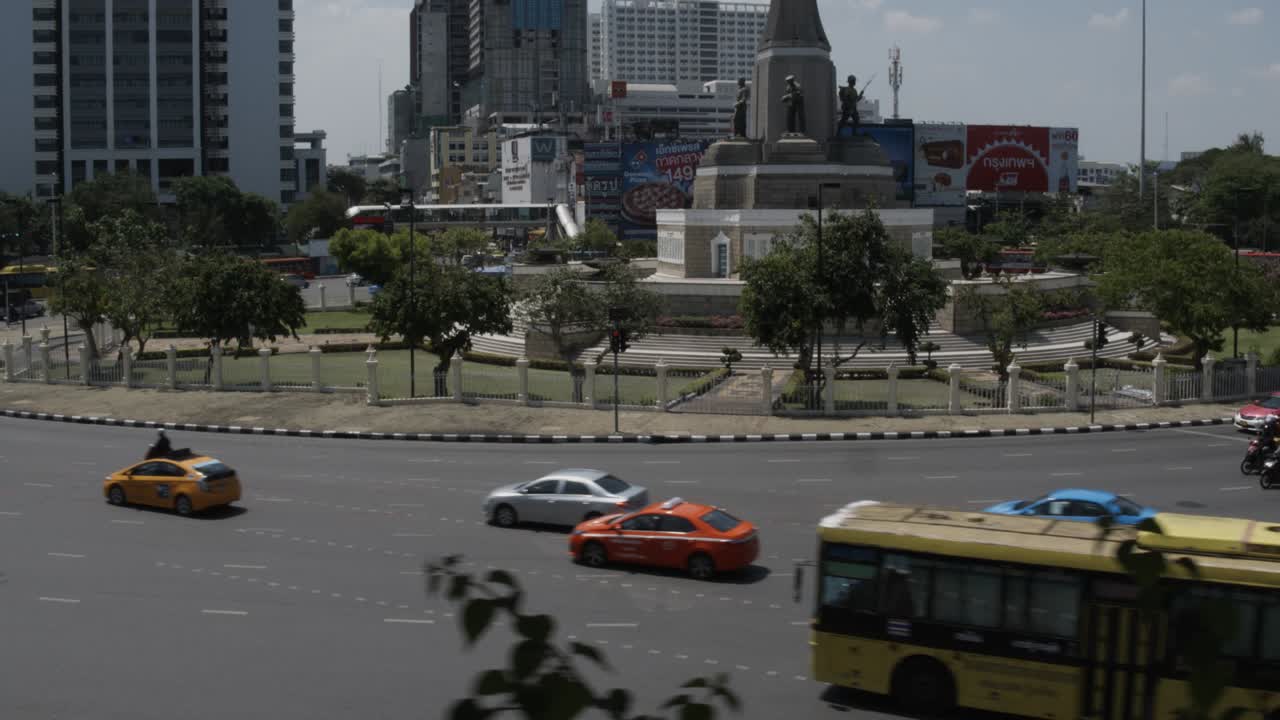 해가 지는 도시의 스카이 라인
