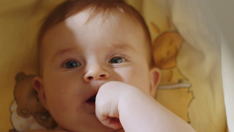 el bebé jugando.