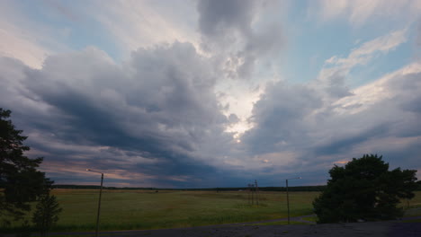 Tag-zu-Nacht-Zeitraffer,-Morgennacht-Naturkonzept,-Stürmischer-Himmel-Und-Wolkenüberhang-Zeitraffer-über-Landwirtschaftlichen-Flächen