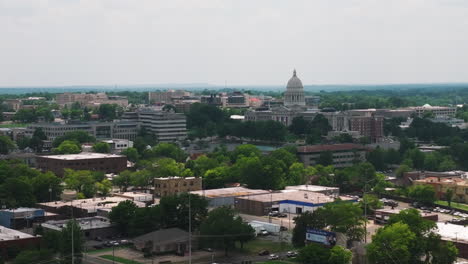 Vista-Aérea-Del-Edificio-Del-Capitolio-Del-Estado-De-Little-Rock-Durante-El-Día-En-Arkansas,-EE.UU.