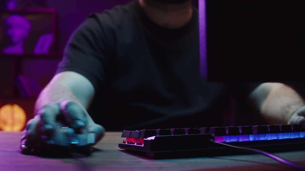 Hráč frustrovaně reaguje při hraní videohry