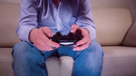 jugando videojuegos con un gamepad