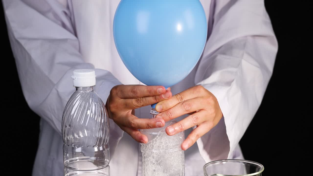 화학 반응에 의해 부풀려진 풍선