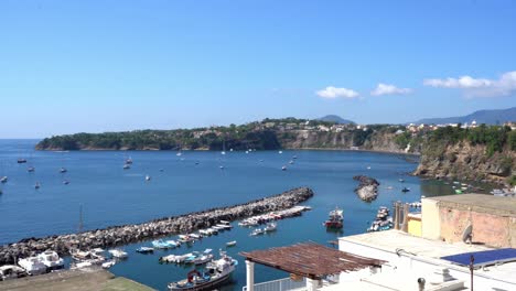 Vista-Panorámica-De-La-Costa-De-La-Isla-De-Procida-Y-Barcos-En-El-Puerto-De-Marina-Di-Corricella