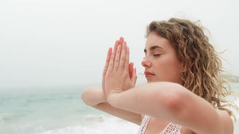 Seitenansicht-Einer-Kaukasischen-Frau,-Die-Am-Strand-Yoga-Macht-4k