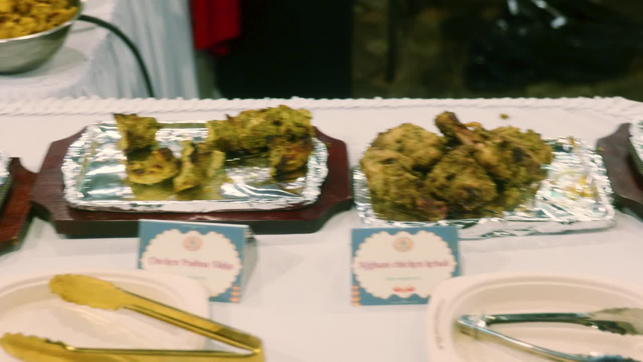 imágenes de cocina cinematográfica de 4k de un buffet de comida india para el festival de diwali con varios platos típicos indios