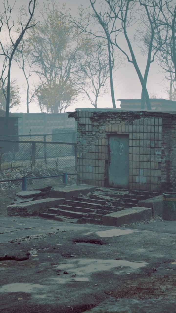 Edificio abandonado en una zona desolada con árboles desnudos y niebla