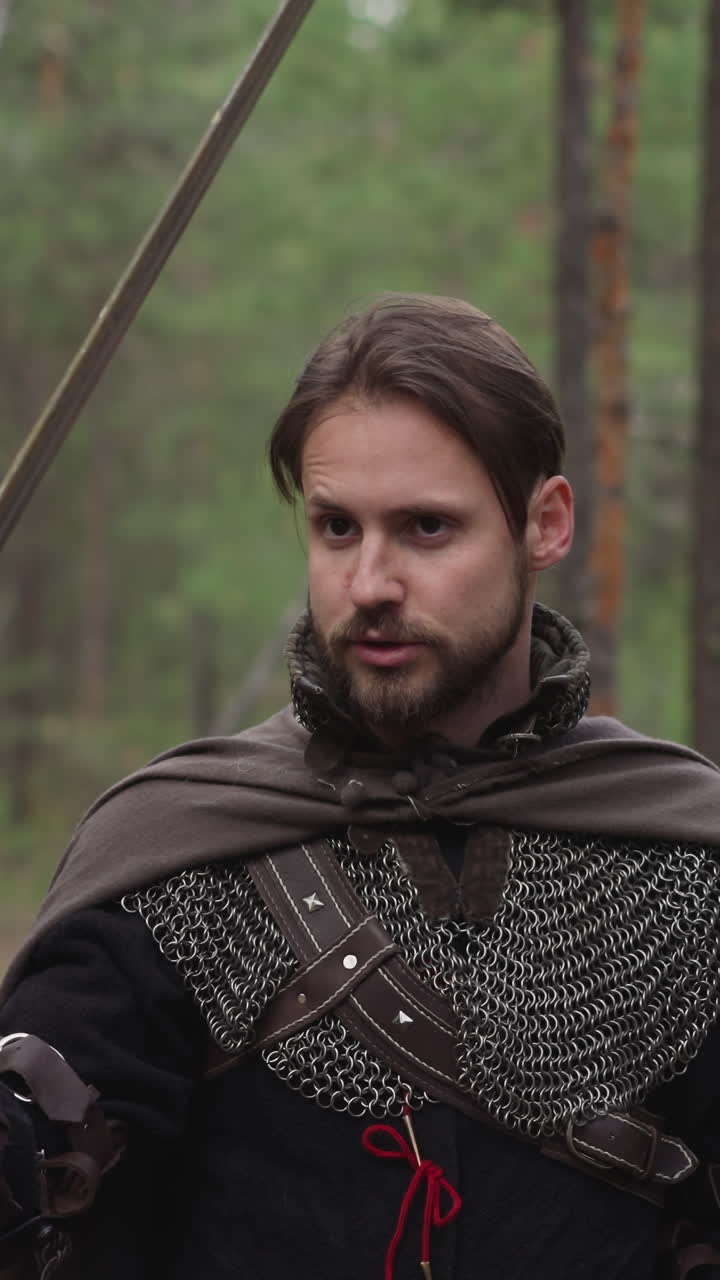 caballero en armadura enseña esgrima, antigüedad