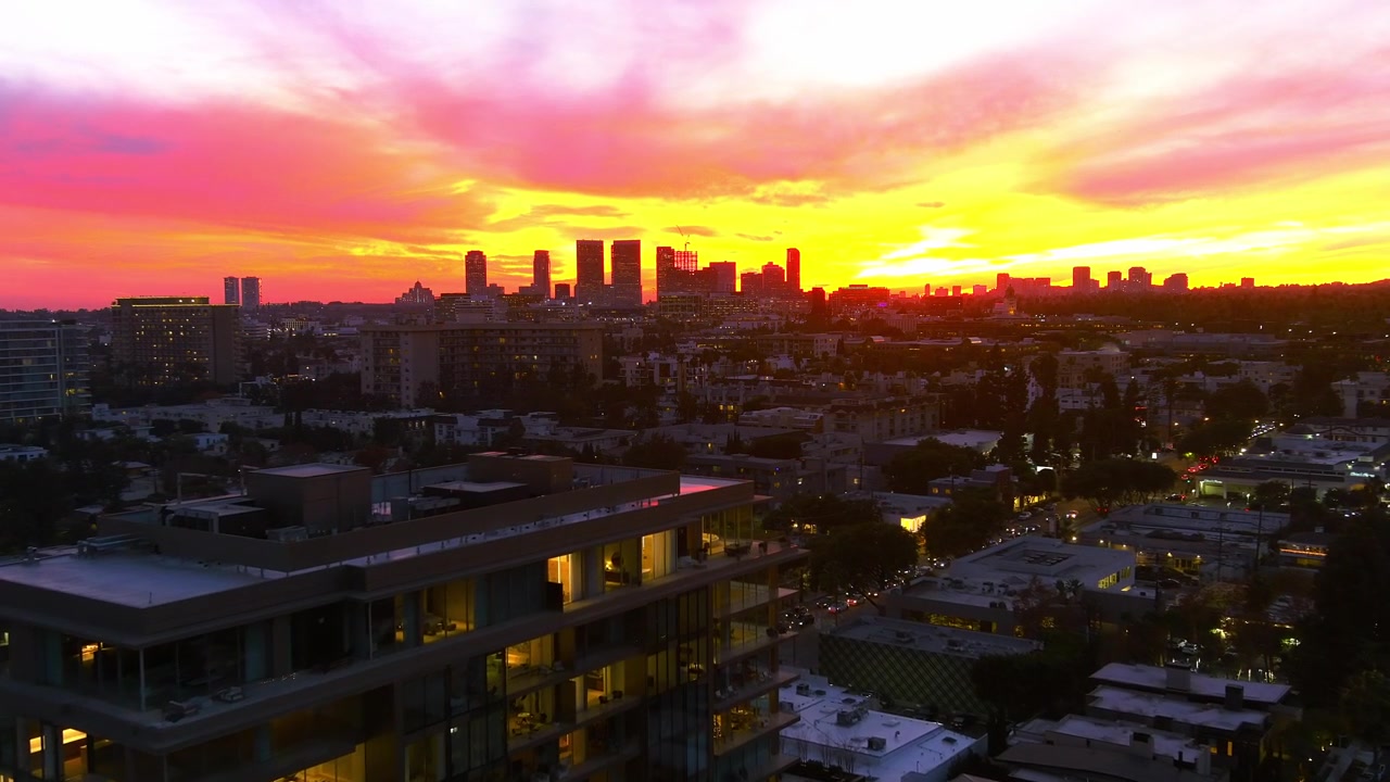 Plano Descendente | 8899 Beverly Blvd | Beverly Hills | Century City ao Fundo | Iluminação Noturna