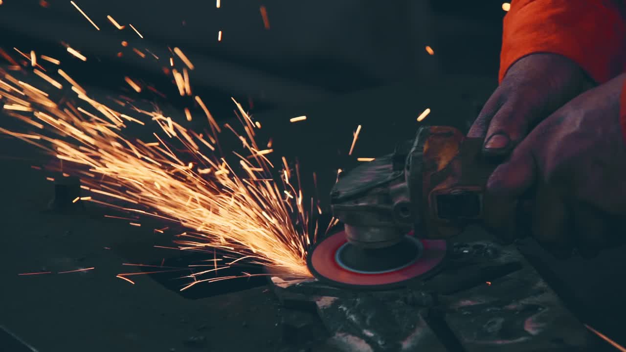 el mecánico profesional está cortando metal de acero.