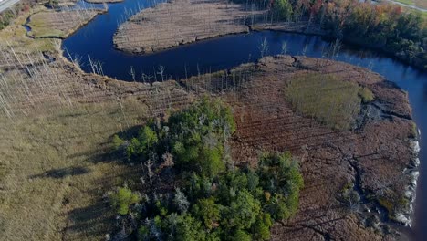 siguiendo la curva de un río con un dron