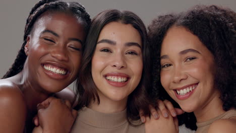 tres mujeres diversas riendo juntas