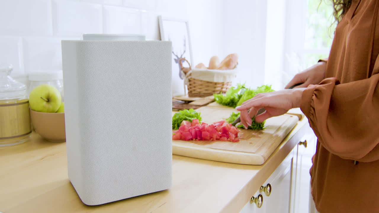 vista de cerca del altavoz inteligente en la cocina