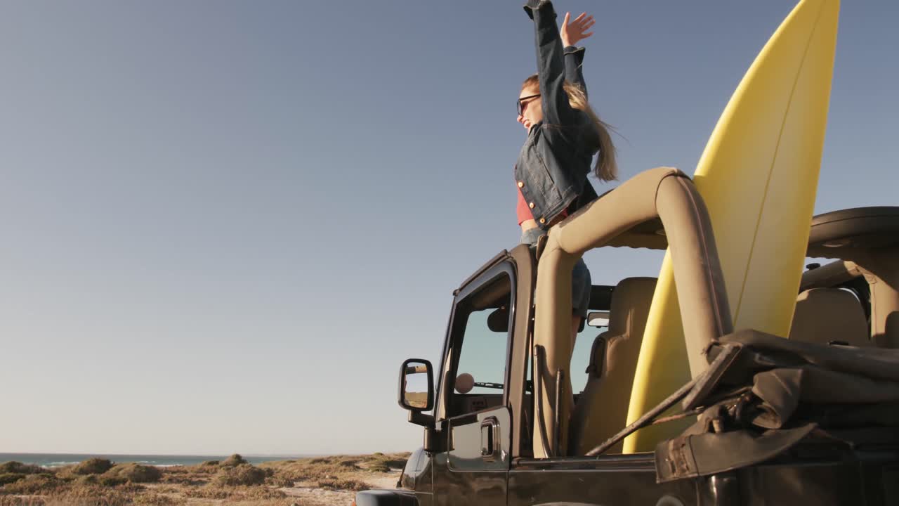mujer disfrutando de su tiempo libre durante un viaje por carretera