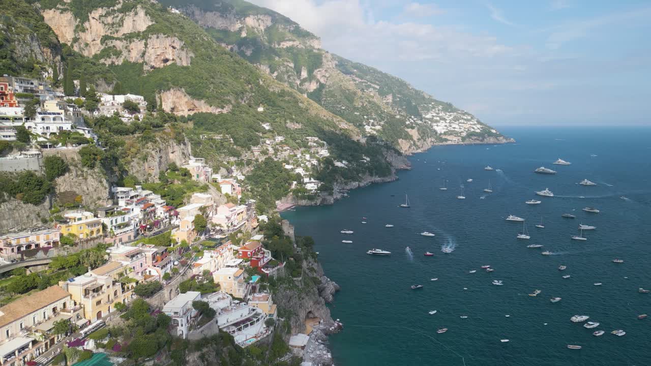 el retroceso aéreo revela hermosos acantilados de positano, costa de amalfi, italia