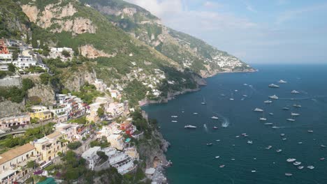 La-Retirada-Aérea-Revela-Hermosos-Acantilados-De-Positano,-Costa-De-Amalfi,-Italia.