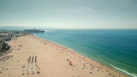 Schöner-Portugiesischer-Strand-An-Einem-Sommertag-Mit-Menschen-Und-Surfern