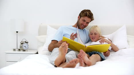 Padre-E-Hijo-Leyendo-Un-Libro-Juntos